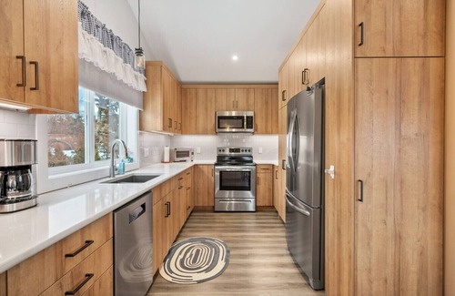 East Kootenay Apartment | Alpine Bliss | Beach Access | Sauna | Fireplace