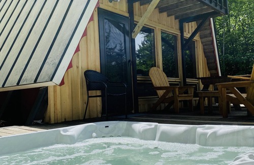 West Dover Ski Chalet | Alpine Chalet with outdoor Jacuzzi 1 mile from ski lifts