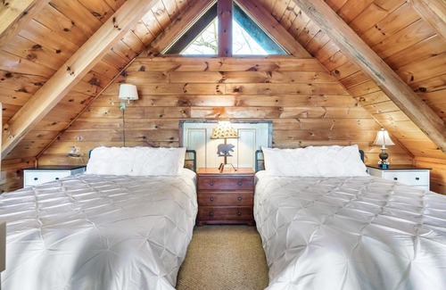 Sevierville House | Alpine Splendor Family Game Room Views Hot Tub