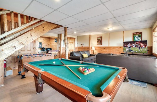 Sevierville House | Alpine Splendor Family Game Room Views Hot Tub