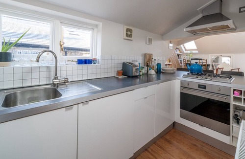 Brixton Hill Apartment | ALTIDO Fantastic 1-bed flat near Brockwell Park