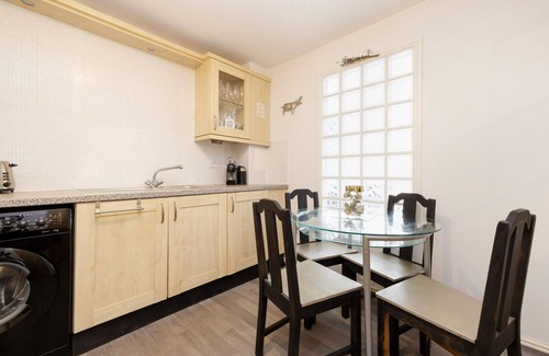 Gorgie Apartment | ALTIDO stylish 2bed flat w/balcony & free parking