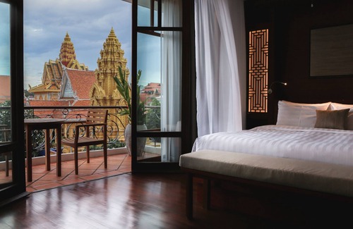 Daun Penh Hotel | Amanjaya Pancam Suites Hotel
