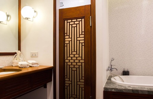 Daun Penh Hotel | Amanjaya Pancam Suites Hotel