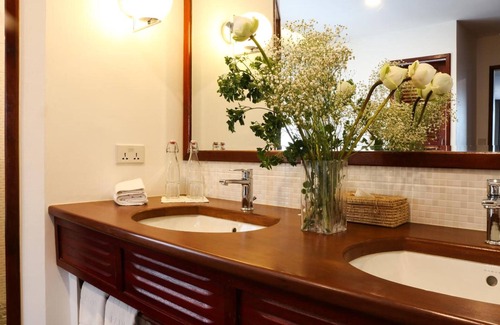 Daun Penh Hotel | Amanjaya Pancam Suites Hotel
