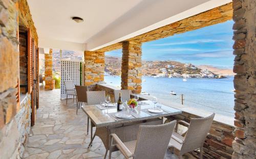 Vourkari Apartment | Amazing 2 bedroom apartment overlooking the Marina of Vourkari