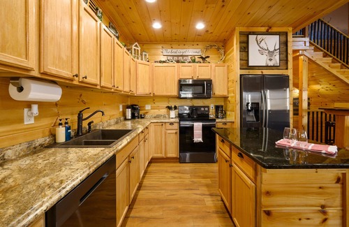 Whittier Cabin | *Amazing 5BR 5.5BA* Theater/Hot Tub/Game Room/Mtn Views