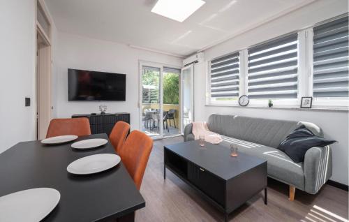 Gulici Apartment | Amazing Apartment In Vranici With Wifi