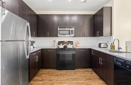 Courier City - Oscawana Apartment | Amazing Downtown views W/Pool,Gym, & Free Parking