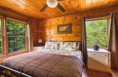 Cherry Log Cabin | Amazing Fun Location, Hot Tub, BBQ, Near Wineries, by Stream, Fiber Internet