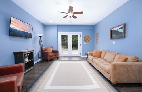 Cherry Log Cabin | Amazing Fun Location, Hot Tub, BBQ, Near Wineries, by Stream, Fiber Internet