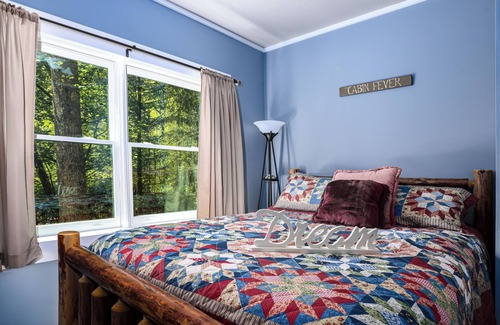 Cherry Log Cabin | Amazing Fun Location, Hot Tub, BBQ, Near Wineries, by Stream, Fiber Internet