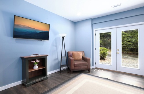 Cherry Log Cabin | Amazing Fun Location, Hot Tub, BBQ, Near Wineries, by Stream, Fiber Internet