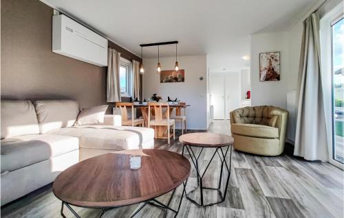 Giethoorn House | Amazing Home In Giethoorn With Wifi