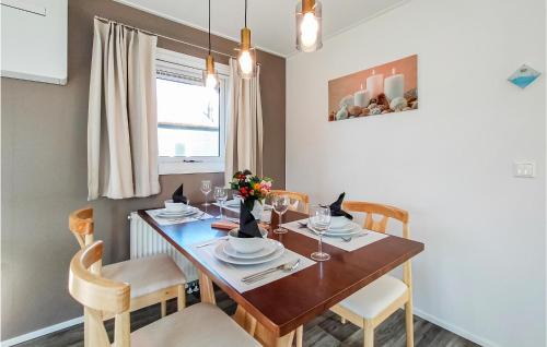 Giethoorn House | Amazing Home In Giethoorn With Wifi