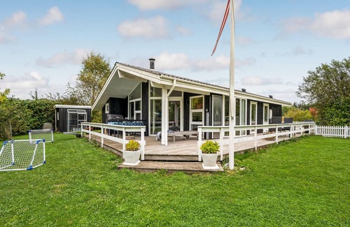 Fjellerup Strand House | Amazing home in Glesborg with WiFi