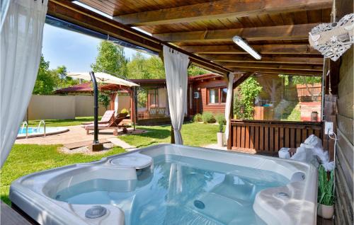 Sveti Juraj na Bregu House | Amazing Home In Lopatinec With Jacuzzi