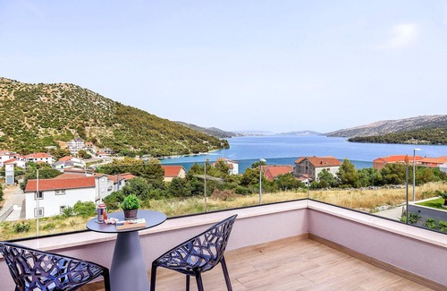 Marina House | Amazing home in Marina with sauna