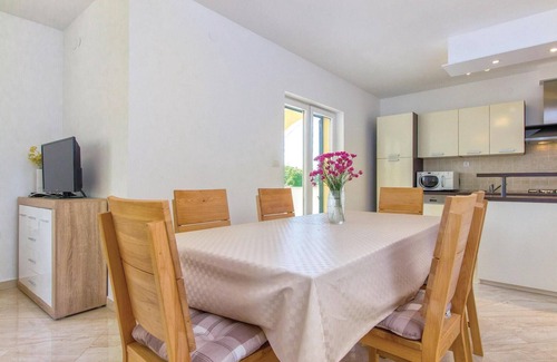 Bristane House | Amazing home in Miljevci with kitchen