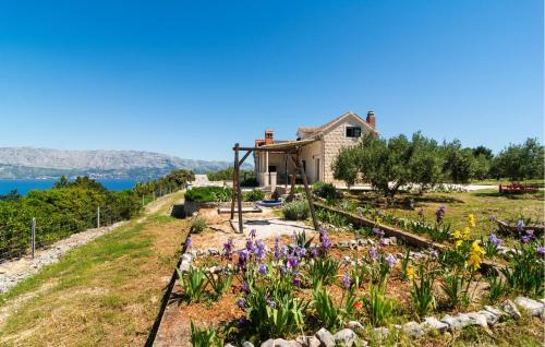 Pucisca House | Amazing Home In Pucisca With Lake View