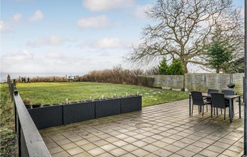 Grønninghoved Strand House | Amazing Home In Sjølund With Wifi