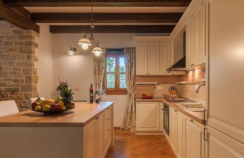 Brecevici House | Amazing home in Tinjan
