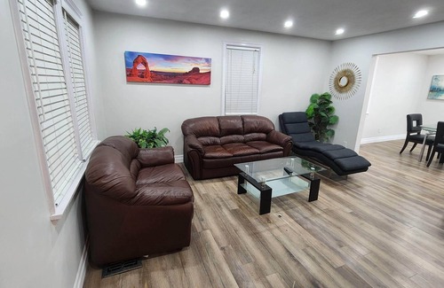 Cambridge House | Amazing home on a huge backyard right near downtown, costco, movie.Pet Friendly!