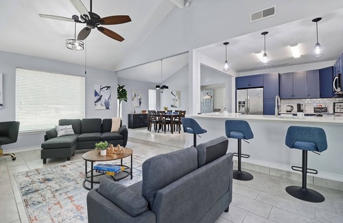 North San Antonio - SAT House | Amazing home with Pool, Jacuzzi, Fire Pit, near Airport, Sea World & River Walk