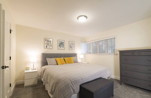 Harters Heights House | Amazing house 1 block from ND- sleeps 13