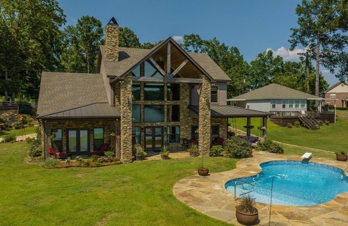 Deatsville House | Amazing Lake Jordan vacation home