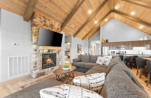 Table Rock Cabin | Amazing Lake View! No Stairs Cabin! Indoor Pool!