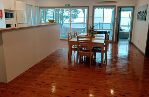 Buff Point House | Amazing Lake View on Budgewoi Lake