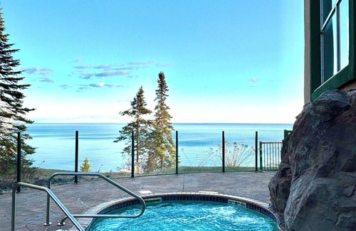 Two Harbors Apartment | Amazing Lake Views, Studio, 2 Queen Beds & Pools