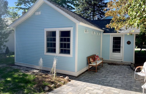 Leland House | AMAZING Leland location 3BR/2+Baths Access 4 LK MI/3 LK Leelanau BEACHES/sunsets