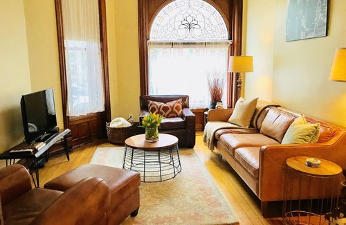 Sheffield Neighbors House | Amazing Lincoln Park Rowhouse - Perfect for Groups, Reunions and Cubs Games!