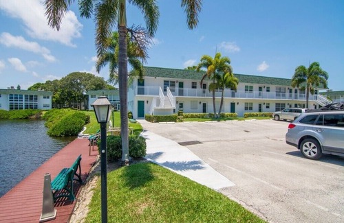 Vero Beach Condo | Amazing Location, this 2/2 is in the center of it all!