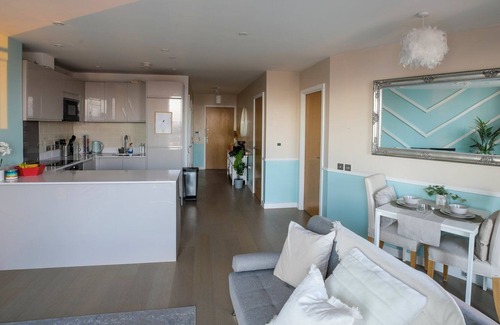 Barking Apartment | Amazing London City Skyline View & Transport Links