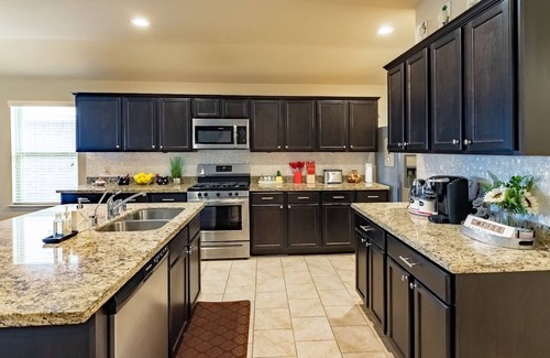 Spring House | Amazing & Modern 3BR, 2BA Home near IAH, DT