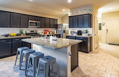 Spring House | Amazing & Modern 3BR, 2BA Home near IAH, DT
