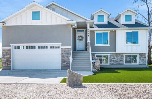 West Haven House | Amazing New Home 3beds 2baths, gas fireplace over soaking tub, outdoor hot tub