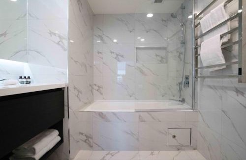 Takapuna Apartment | Amazing Ocean Views 1BR w Rooftop Pool Gym Tennis