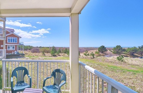 Long Beach Condo | Amazing Ocean Views, Pets Ok, Walk To Town and Beach (Breeze)