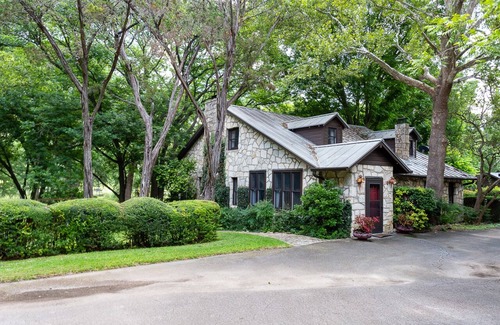 Hunt House | Amazing Private Riverfront! Rope swing, floating and concrete Dock! Sleeps 10!