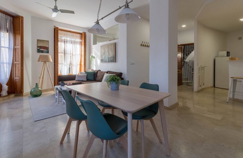 Barrio del Carmen Apartment | Amazing Shiny Apartment! An amazing choice for friends and families!