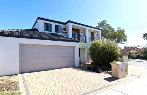 Doubleview House | Amazing spacious 4 bedroom,2 bathroom house perfect for event or family getaway.
