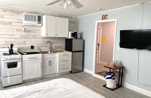 Singer Island Apartment | AMAZING Studio Close to the Peanut Island!