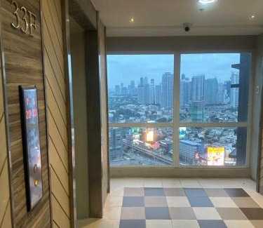 Barangka Ilaya Apartment | Amazing Sunrise View 2 Bed Room, QLED 65-Inch Samsung TV, Disney & Max, Max 5 Adult and 2 kids