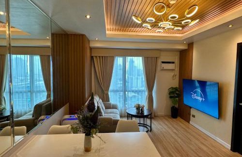 Barangka Ilaya Apartment | Amazing Sunrise View 2 Bed Room, QLED 65-Inch Samsung TV, Disney & Max, Max 5 Adult and 2 kids