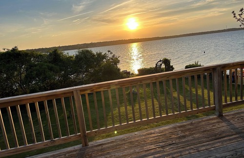 Tiverton House | Amazing Sunsets Water Front Private Beach Big Yard Close To Newport and Bristol