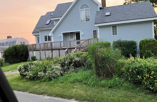 Tiverton House | Amazing Sunsets Water Front Private Beach Big Yard Close To Newport and Bristol